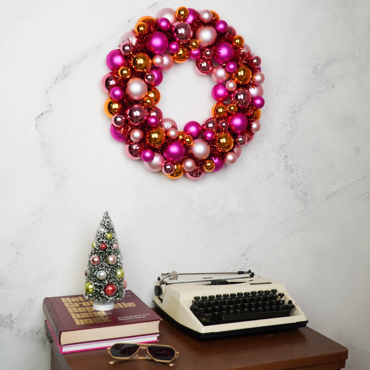 Kerstdecoratie - Kerstkrans - Kerstballen - Polystyreen - Roze/Oranje - 34x10 cm
