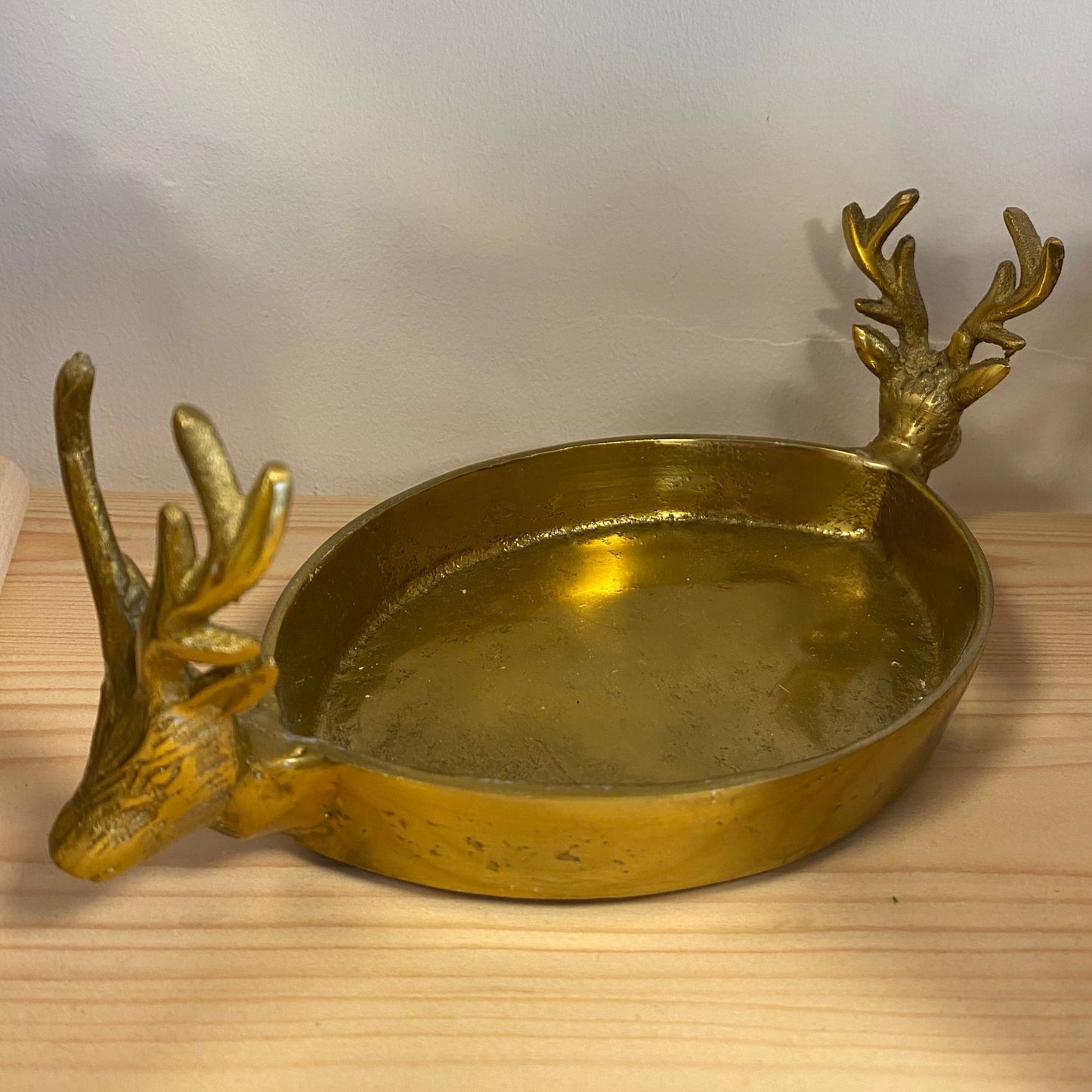 Goud schaaltje met eland hoofden.