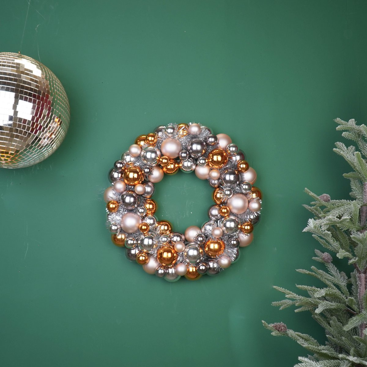 Kerstdecoratie - Kerstkrans - Kerstballen - Polystyreen - Taupe - 34x10 cm