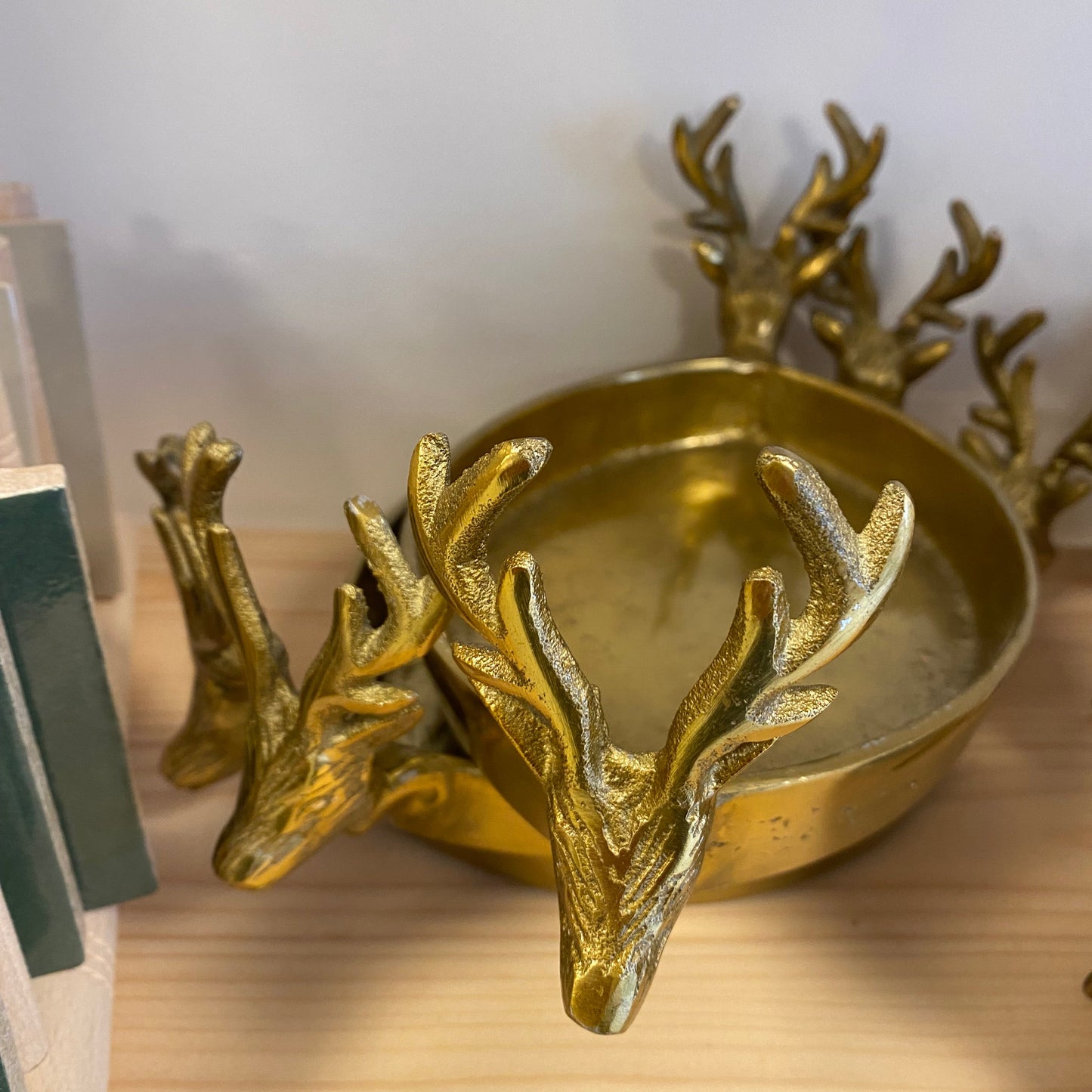 Goud schaaltje met eland hoofden.