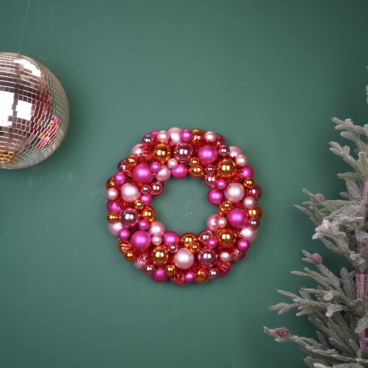 Kerstdecoratie - Kerstkrans - Kerstballen - Polystyreen - Roze/Oranje - 34x10 cm