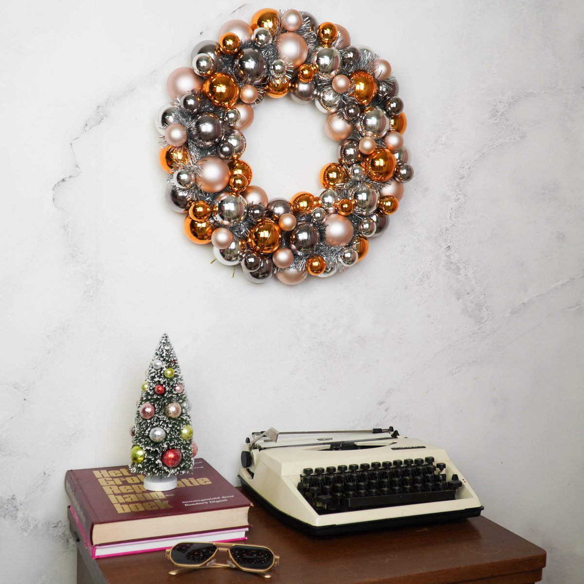 Kerstdecoratie - Kerstkrans - Kerstballen - Polystyreen - Taupe - 34x10 cm