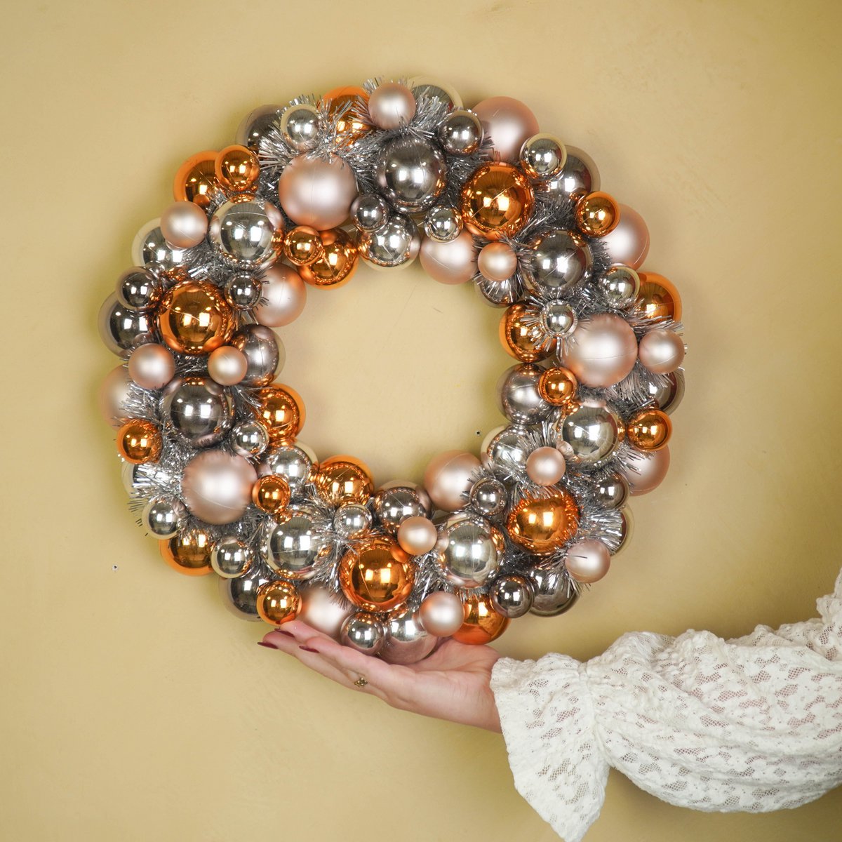 Kerstdecoratie - Kerstkrans - Kerstballen - Polystyreen - Taupe - 34x10 cm